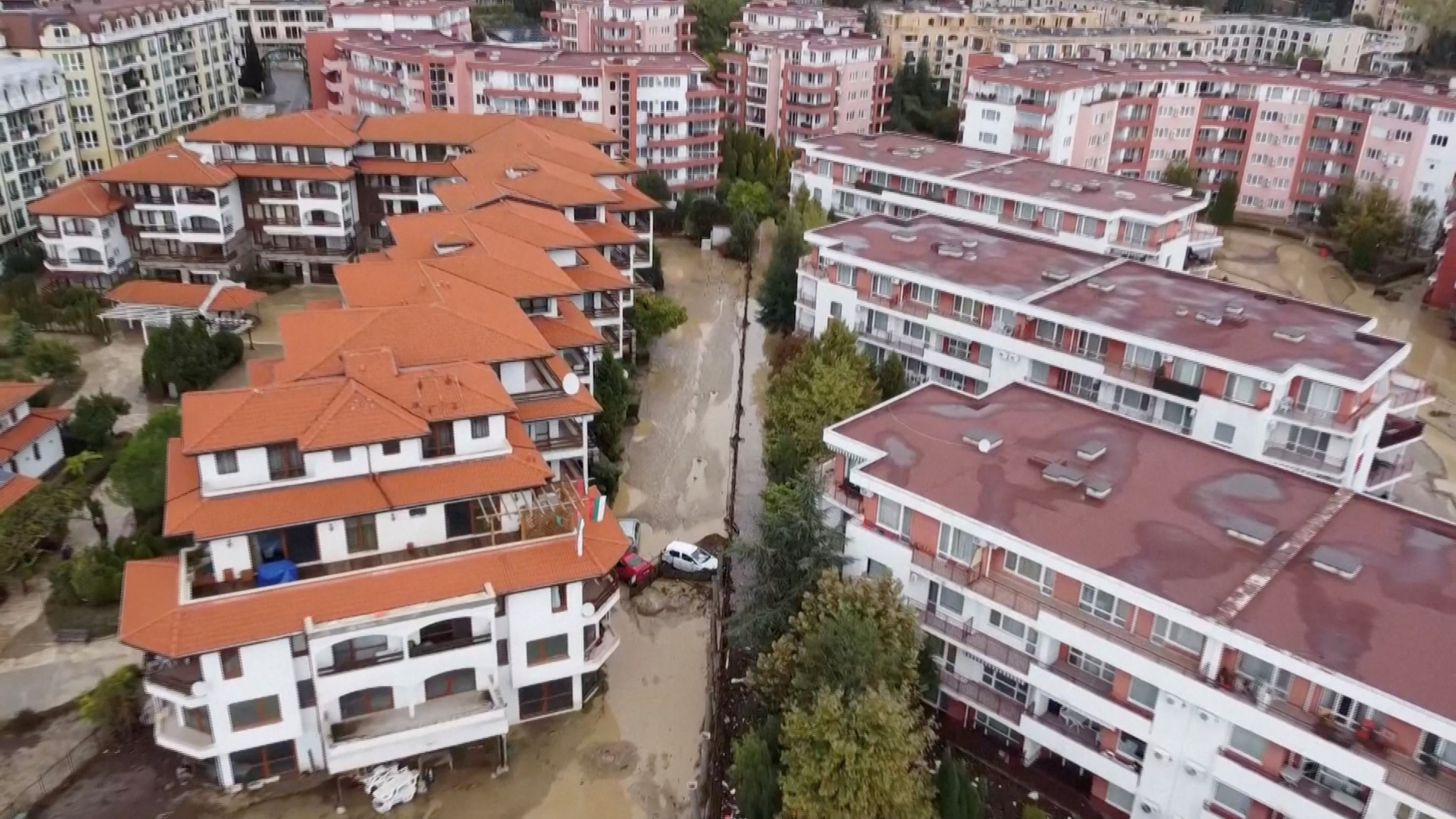 Locuitorii din stațiunea bulgară Elenite avertizează asupra riscului de epidemie, după devastarea produsă de furtună