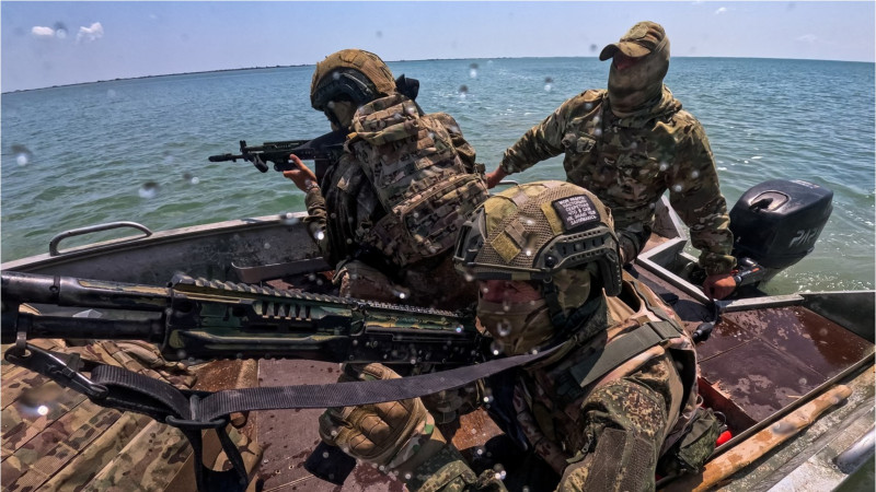 soldați-ruși-în-barcă-herson