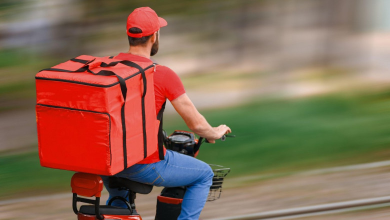 Livrator de mâncare, bătut cu pumnii și picioarele de un bărbat în Sectorul 2 al Capitalei. Agresorul a fost arestat preventiv