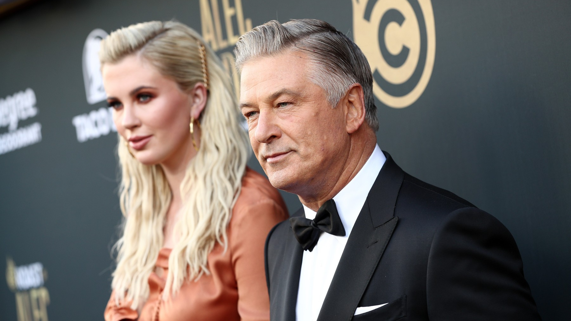 „Niște idioți narcisiști și dependenți de droguri”. Fiica lui Alec Baldwin și Kim Basinger, acuzații grave la adresa părinților