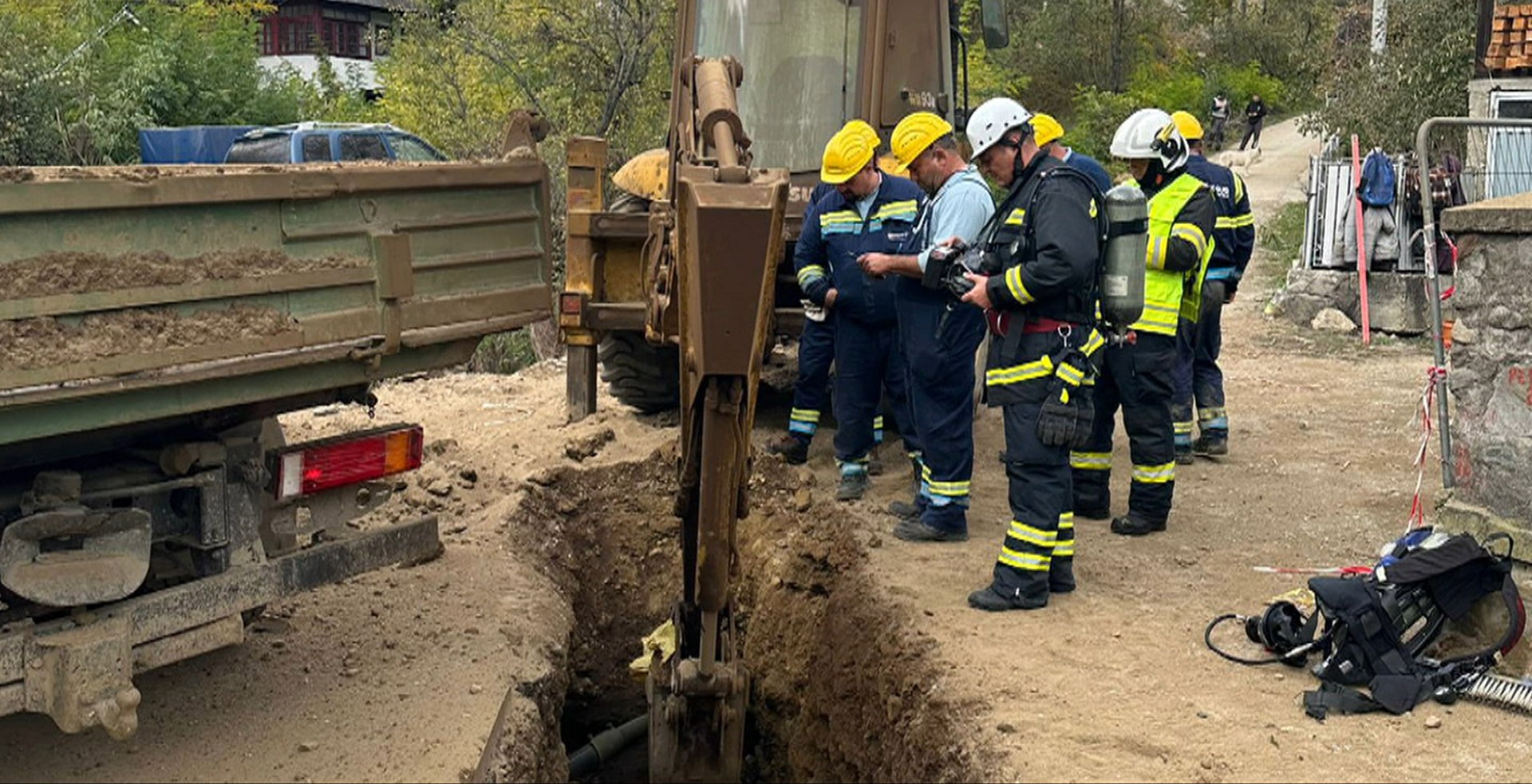 Alertă în Vâlcea. Conductă de gaze spartă în timpul unor lucrări la canalizare. Zeci de persoane evacuate