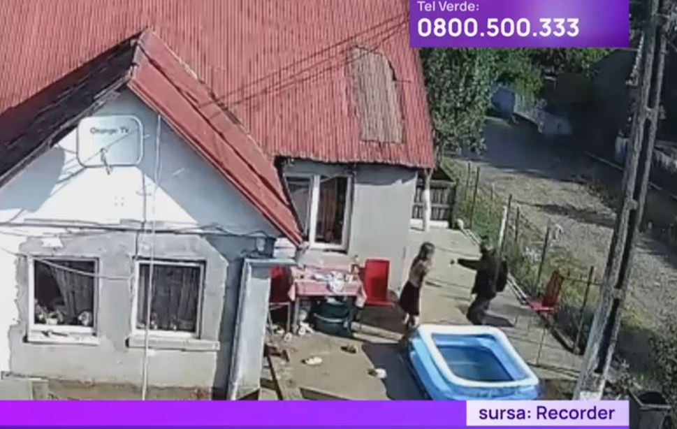 VIDEO Imagini cu momentul crimei din Mureș: Emil Gânj a fost filmat în timp ce intră cu toporul în casa tinerei de 23 de ani