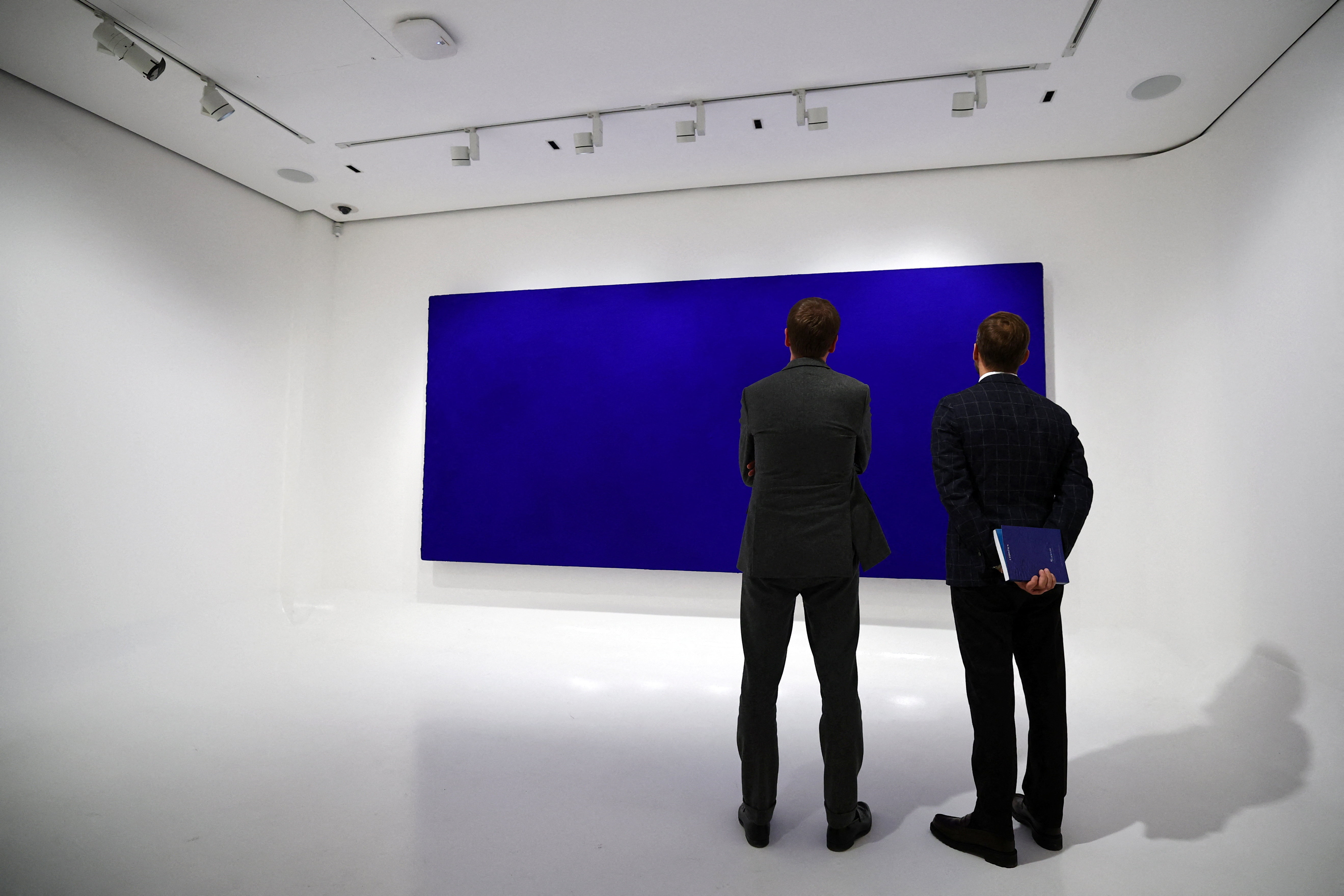 Un tablou monocrom de Yves Klein, vândut la licitaţie pentru o sumă uriașă, un record în Franţa pentru artist