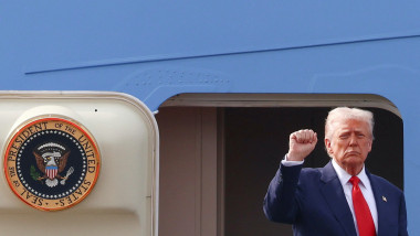 d trump saluta de pe scara air force one