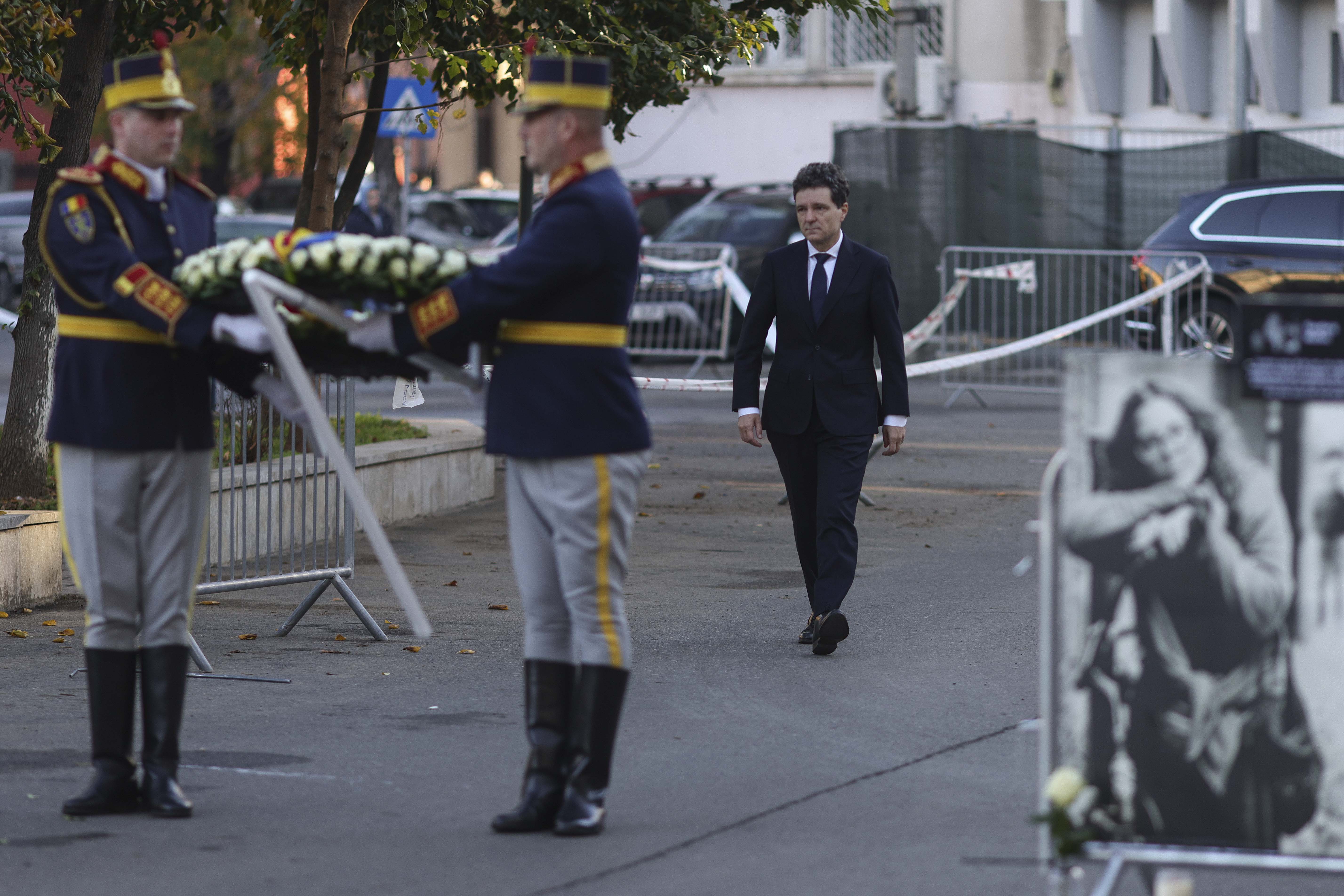 Nicușor Dan a depus o coroană de flori la fostul club Colectiv, în memoria tinerilor care și-au pierdut viața