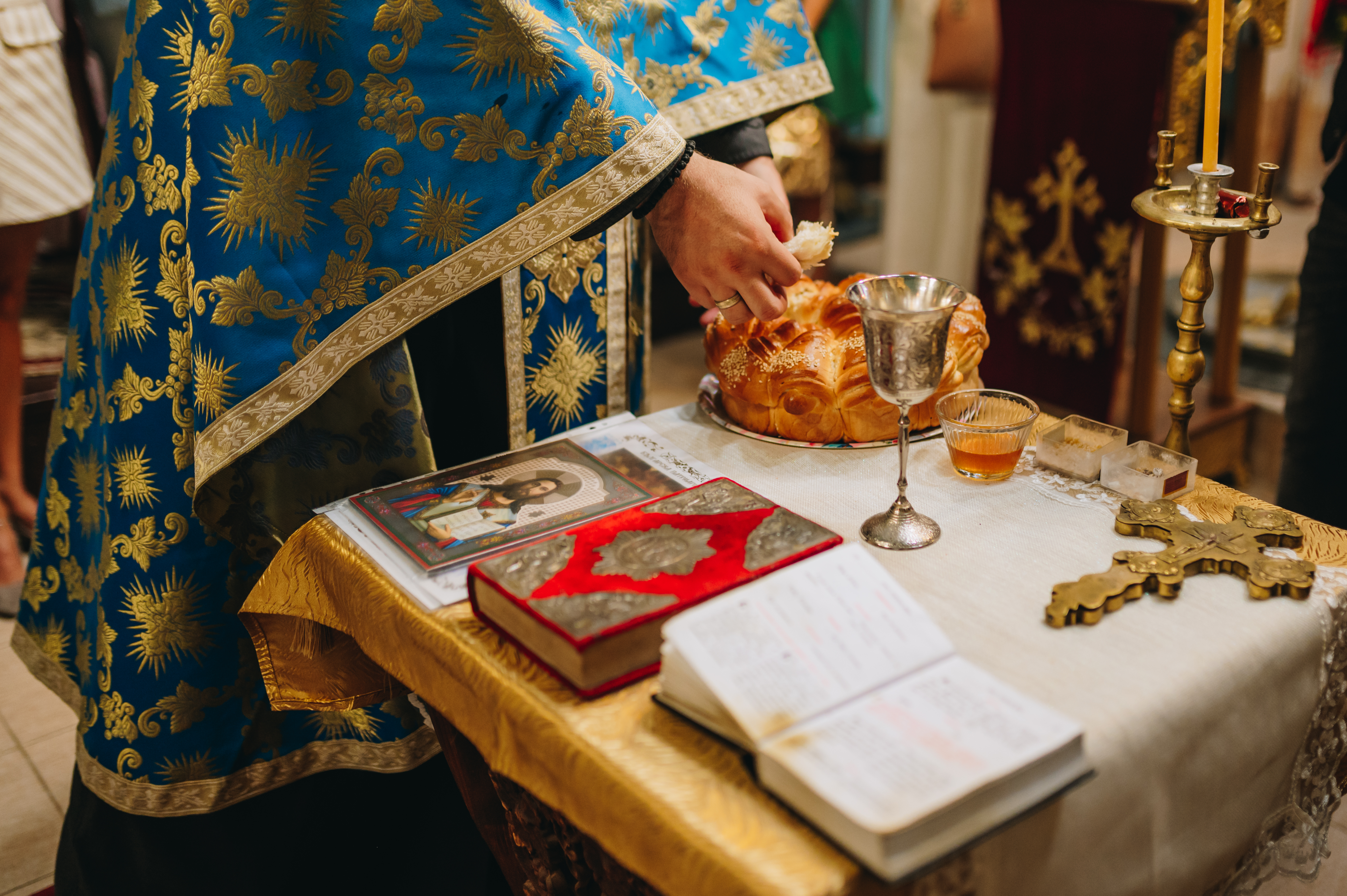 Moșii de toamnă 2025: Ce alimente se împart în Sâmbăta Morților. Recomandarea preotului pentru fiecare pachet oferit de pomană