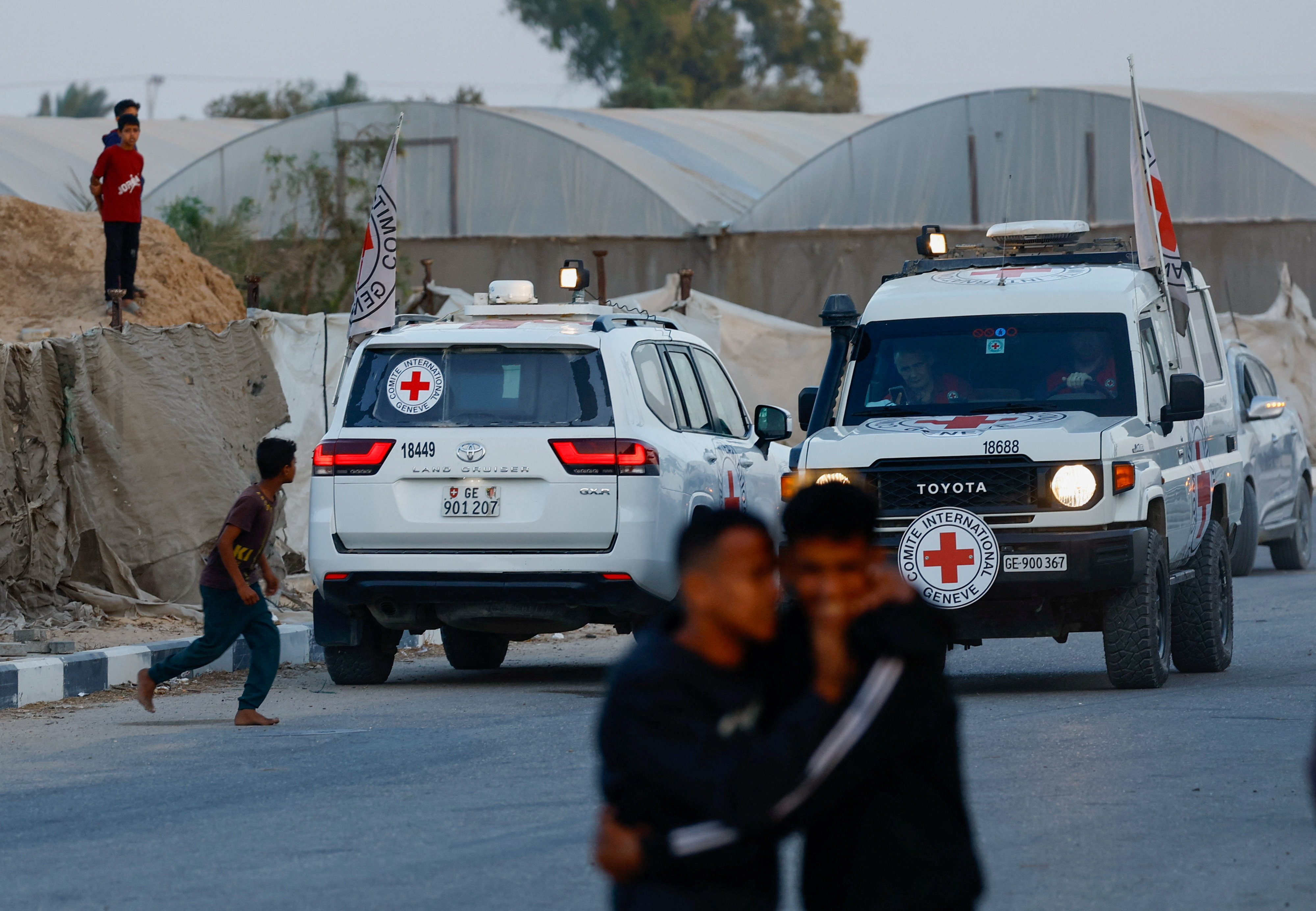 Corpurile altor doi ostatici israelieni au fost predate de Hamas Crucii Roșii