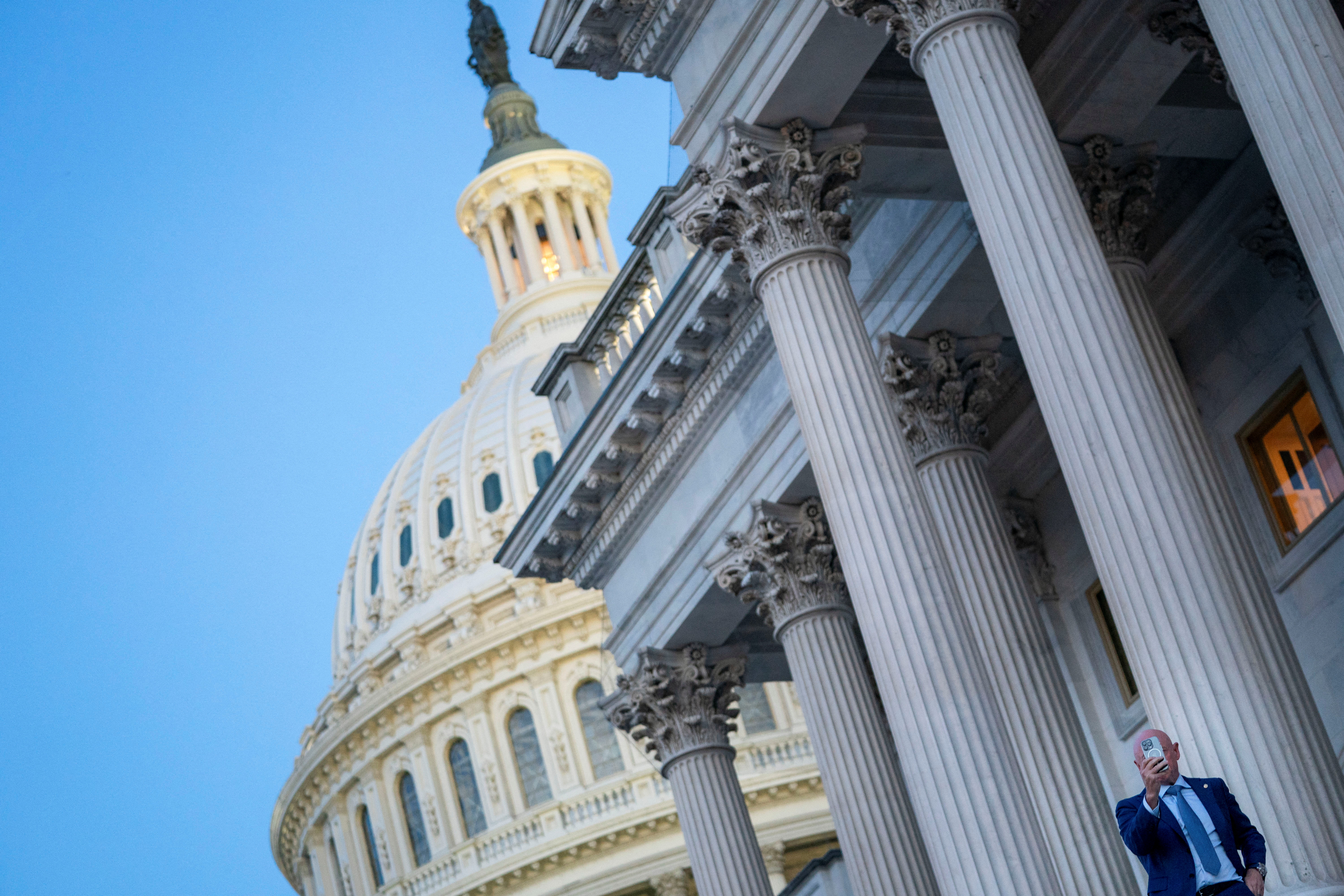 Patru senatori republicani l-au trădat pe Trump, au votat cu democrații și au respins tarifele impuse unui număr de peste 100 de țări