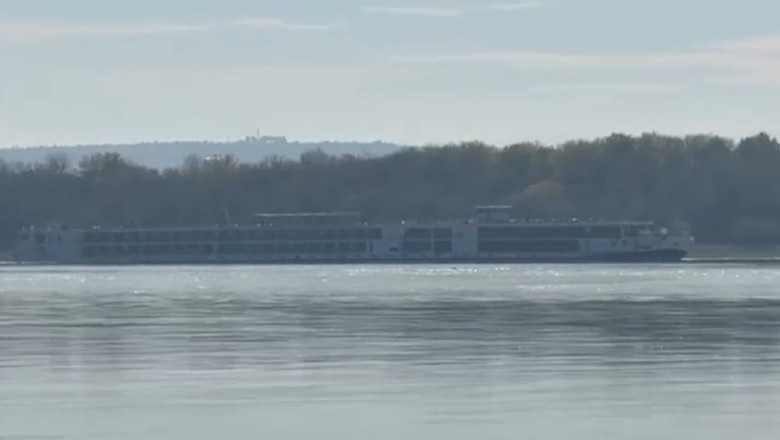 VIDEO O navă de croazieră a eșuat pe Dunăre, din cauza nivelului scăzut al apei. Acum a plecat spre Viena