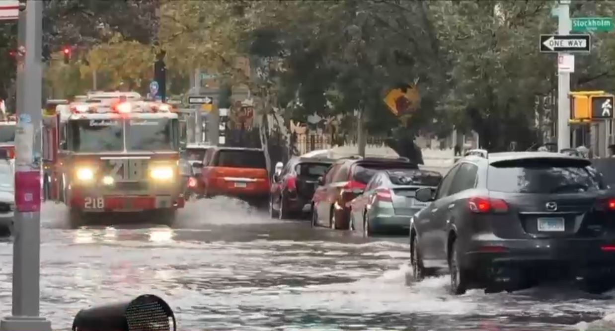VIDEO Inundații devastatoare în New York: Cel puțin doi oameni au murit