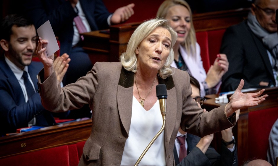 Pentru prima dată, parlamentul francez a adoptat o rezoluție propusă de extrema dreaptă condusă de Marine Le Pen