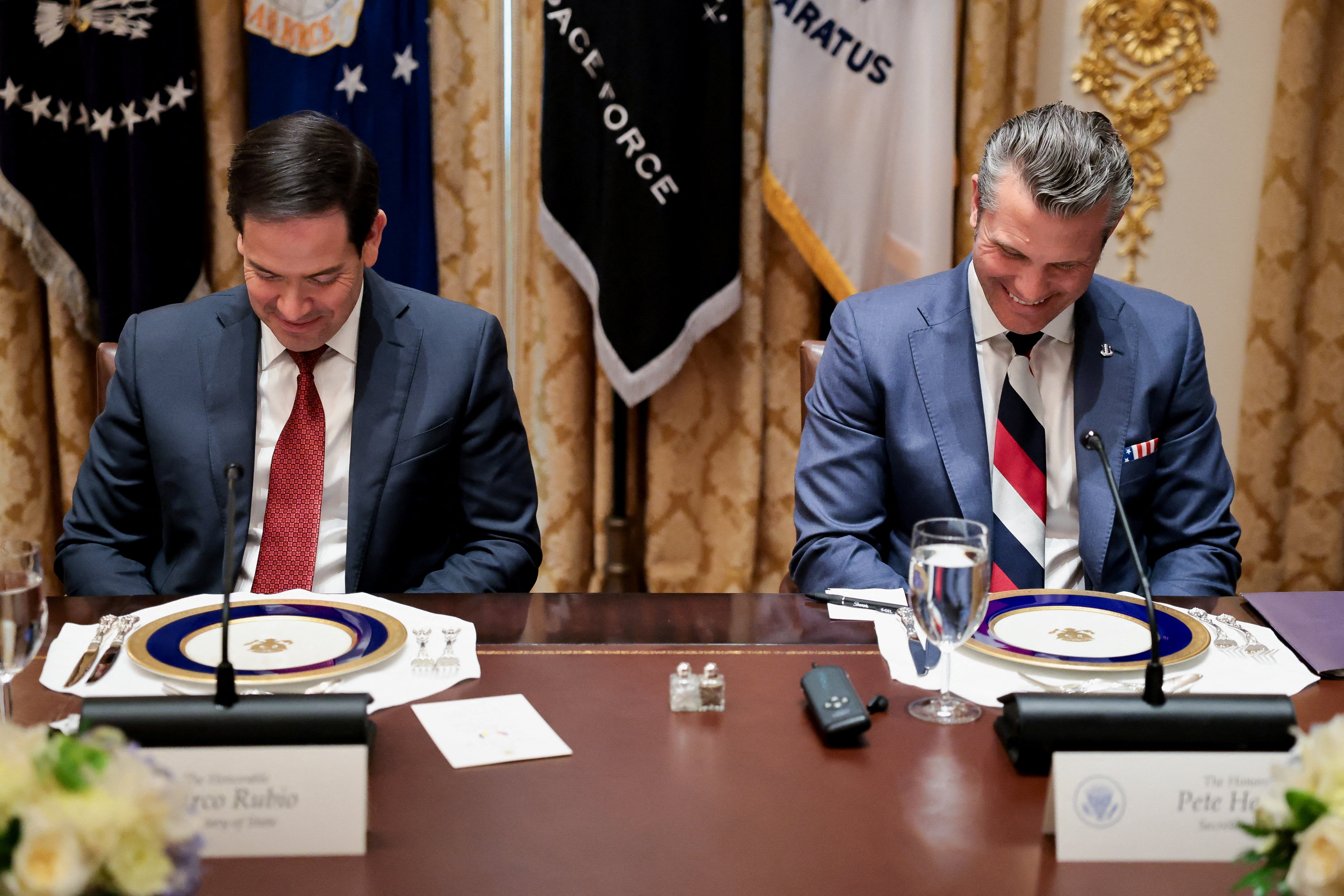 Membri importanți ai administrației Trump, inclusiv Marco Rubio și Pete Hegseth, s-au mutat în baze militare, cu familiile lor