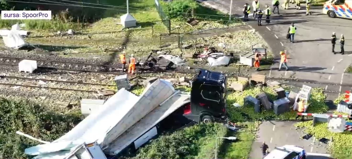 VIDEO Momentul în care un TIR este spulberat de un tren pe o trecere de cale ferată