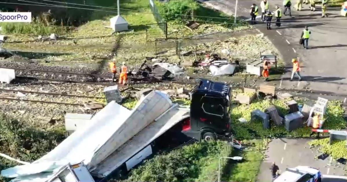 Accident feroviar în Olanda: TIR spulberat de tren