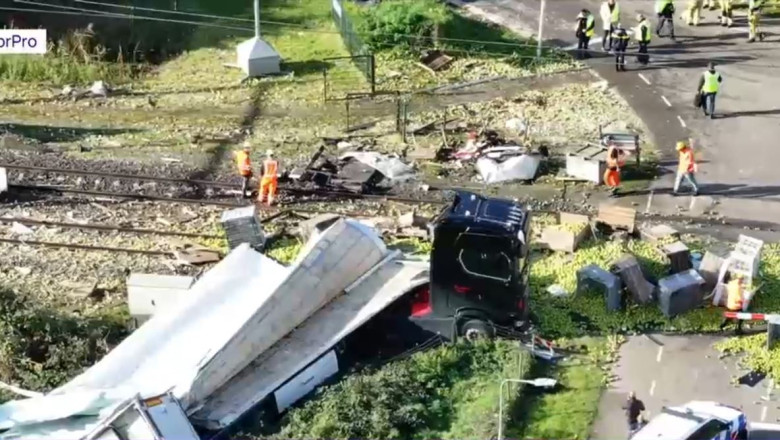 VIDEO Momentul în care un TIR este spulberat de un tren pe o trecere de cale ferată