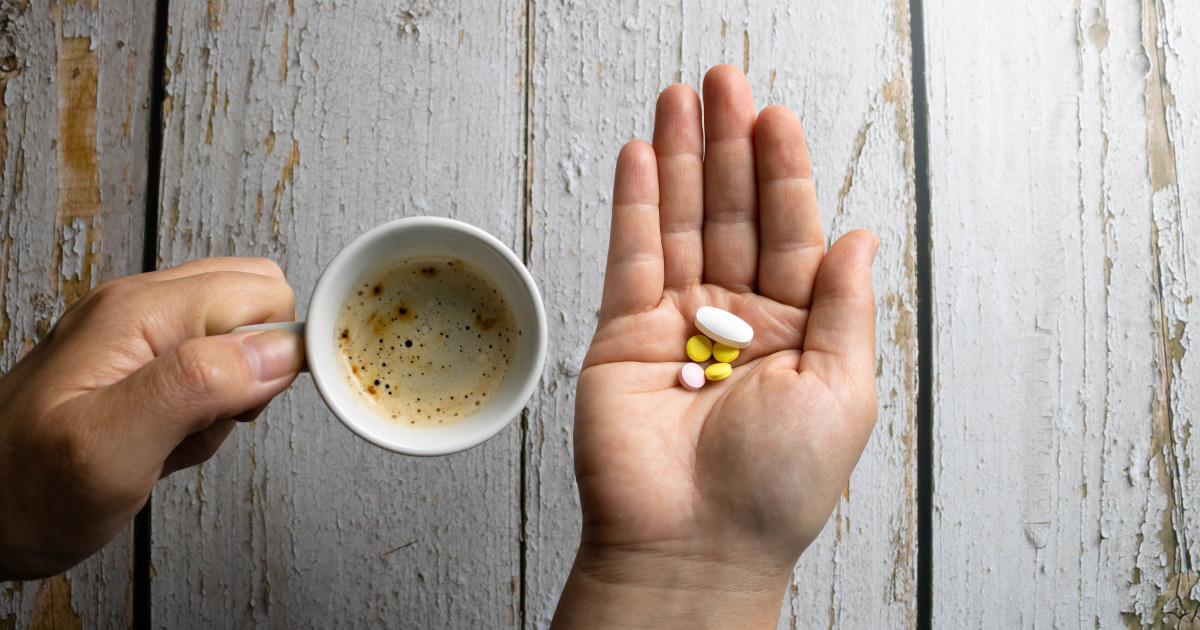 Medicamente pe care medicii nu recomandă să le iei când bei cafea: „Combinația poate provoca palpitații și creșterea tensiunii”