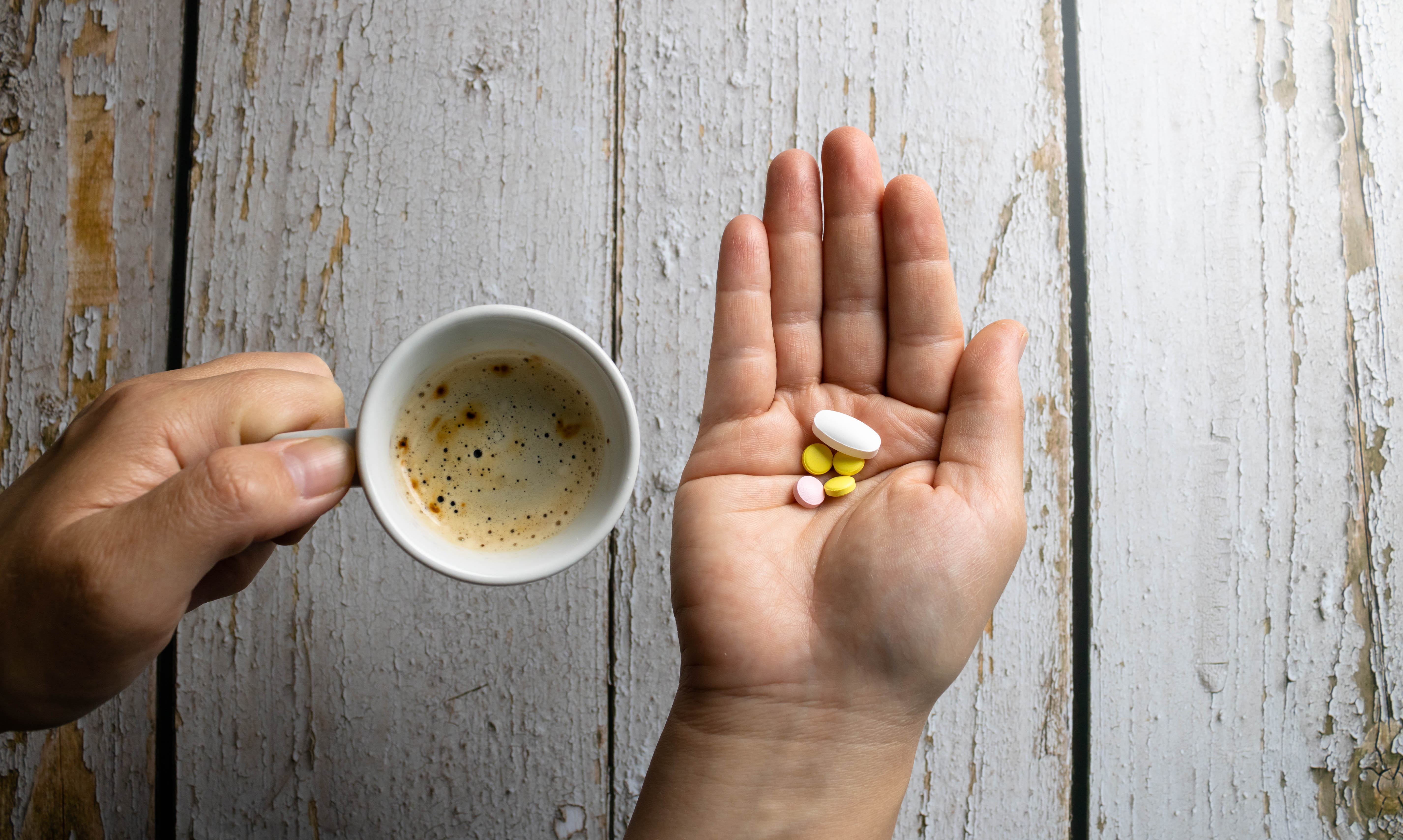 Medicamente pe care medicii nu recomandă să le iei când bei cafea: „Combinația poate provoca palpitații și creșterea tensiunii”