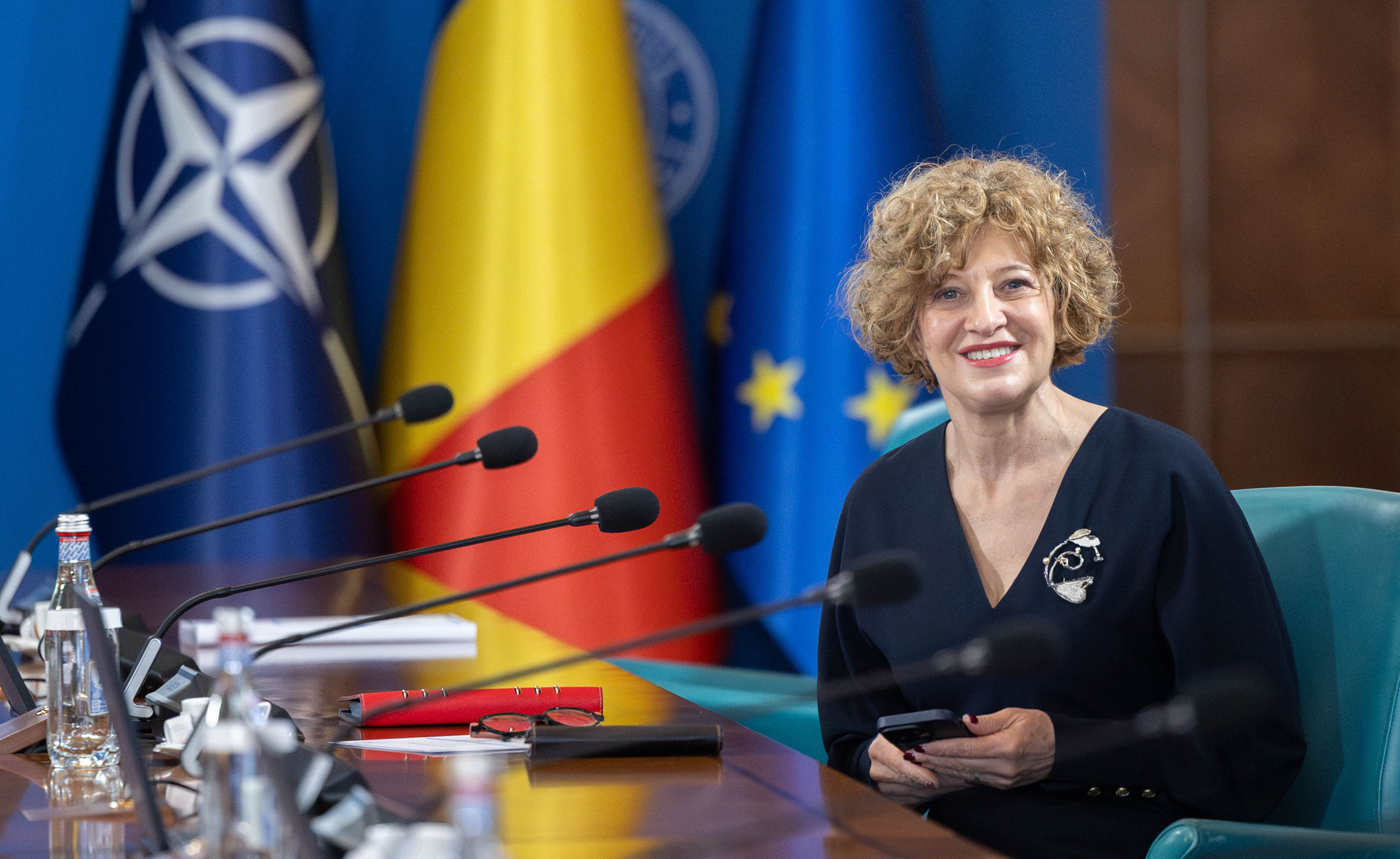 Scandal în coaliție pe salariul Oanei Gheorghiu. PSD: „Nu e caritate din suflet, e pe bani”. Replica USR și PNL