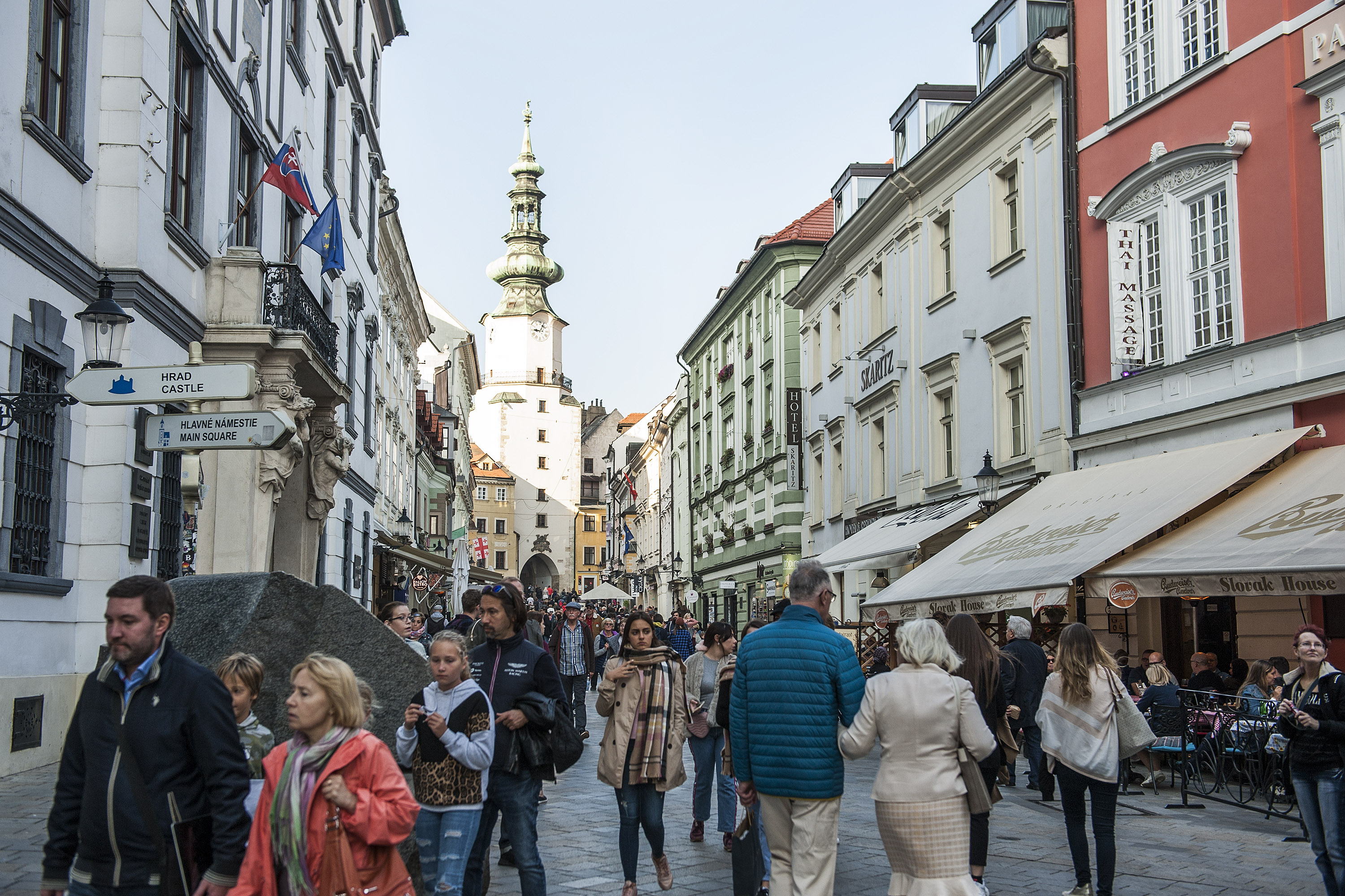 Poliția slovacă vine cu clarificări după ce parlamentul a limitat viteza pietonilor la 6kmh. Da, după autobuz poți să fugi