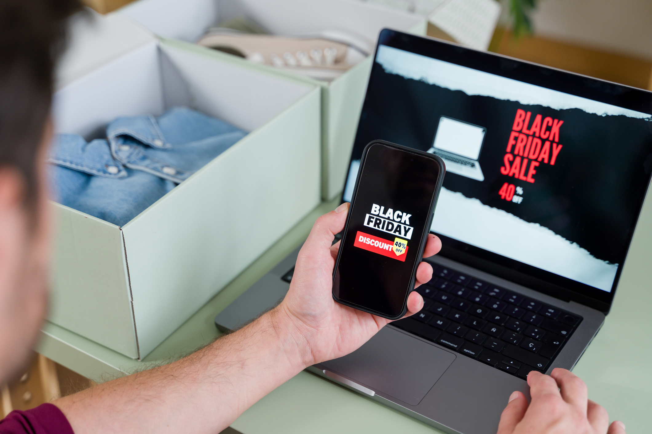 „E plin internetul de păcăleli”. Sezonul superofertelor a început. Cum să evităm țepele online de Black Friday