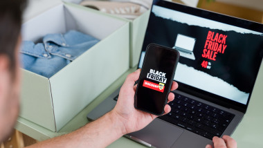 barbat face cumparaturi de black friday