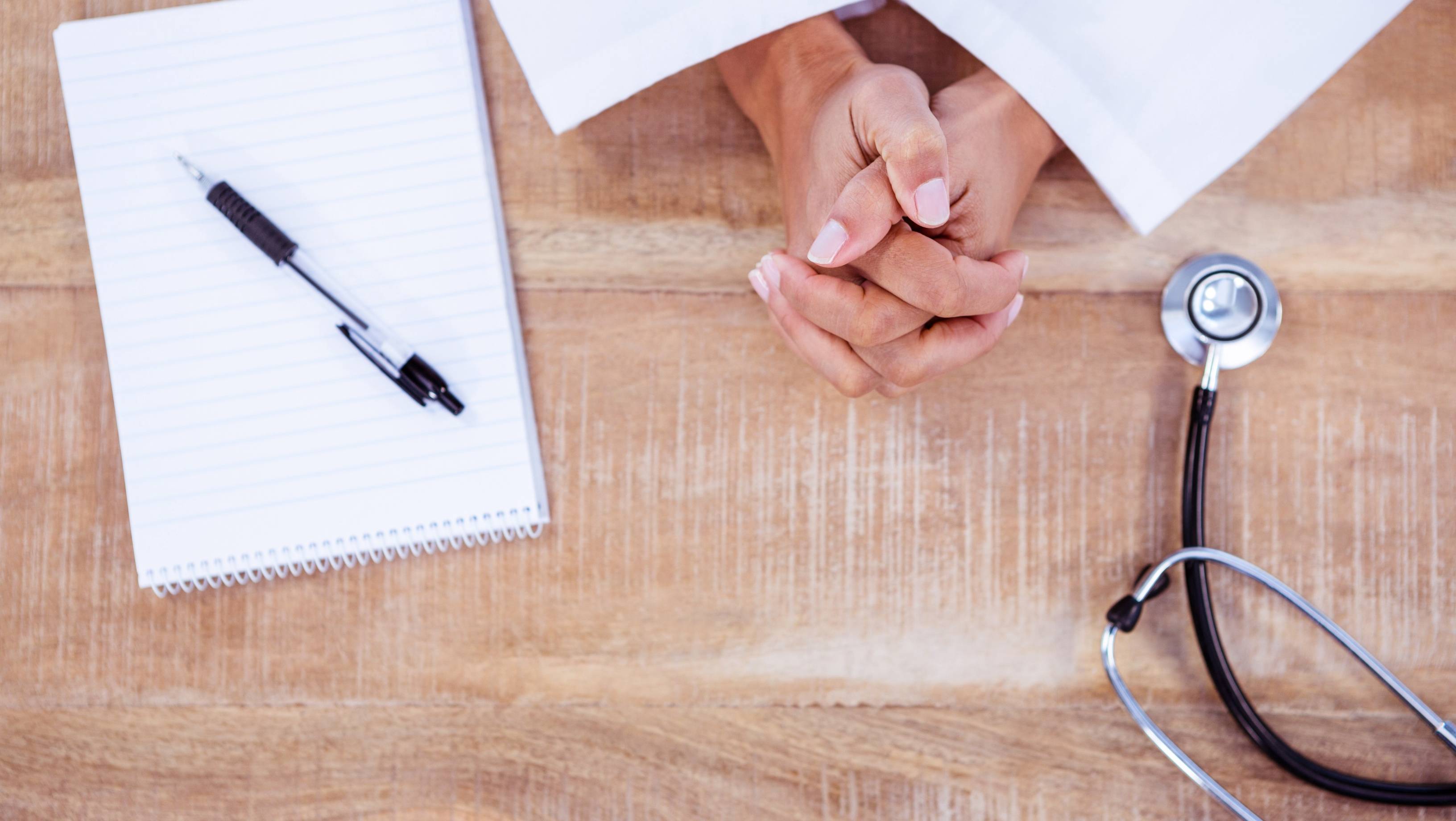 Fișe medicale din pix pentru lucru la înălțime, eliberate de mai multe cadre medicale din Craiova. Percheziții în Dolj, Olt și Sibiu