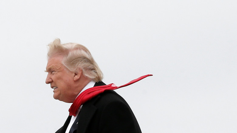 d trumo cu cravata in vant