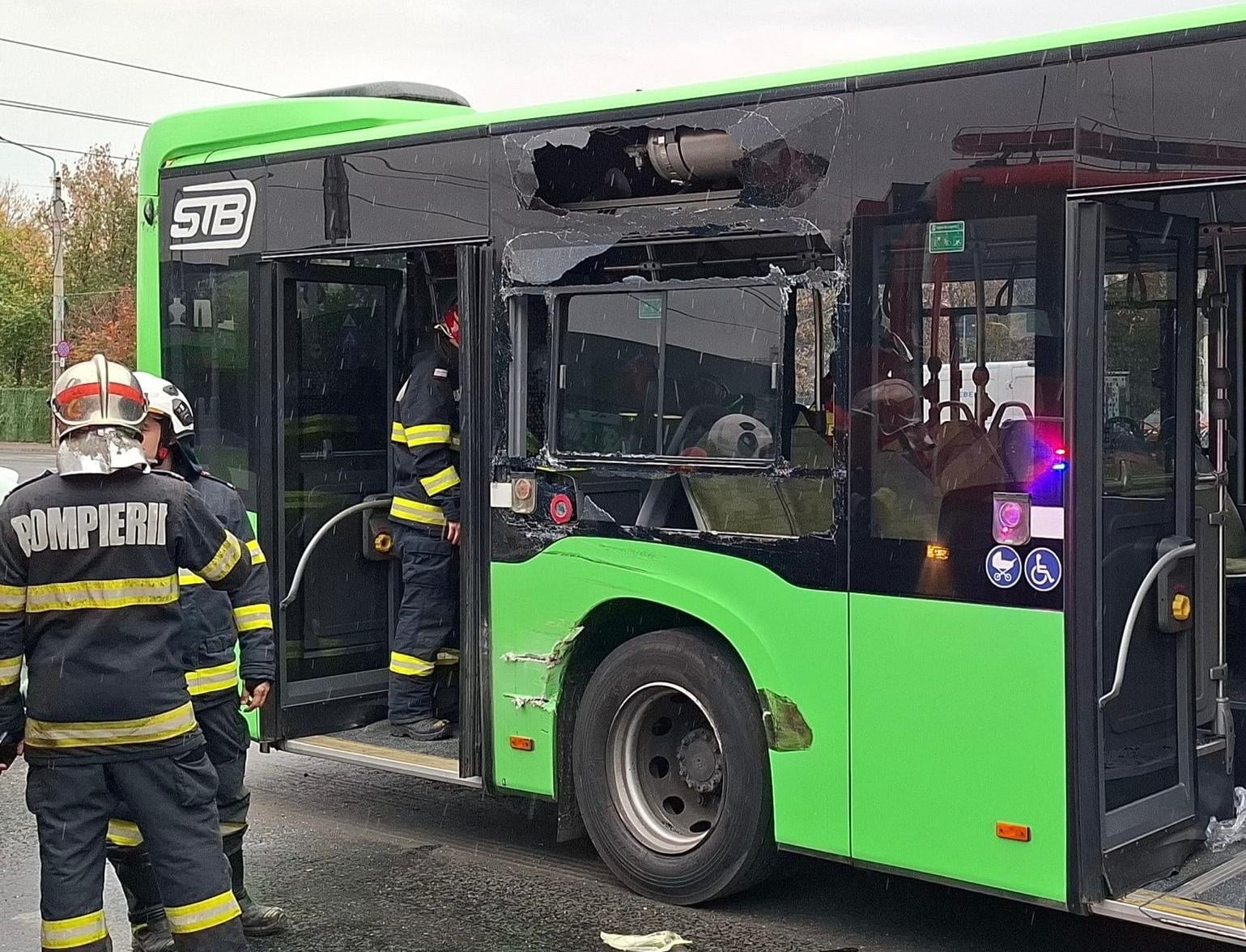 Accident între un autobuz și un tramvai în București. Opt persoane sunt rănite