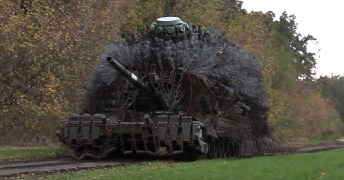 Asaltul „Aricilor”. Pentru a se apăra de drone, Rusia echipează tancurile cu instalații masive din cablu de oțel