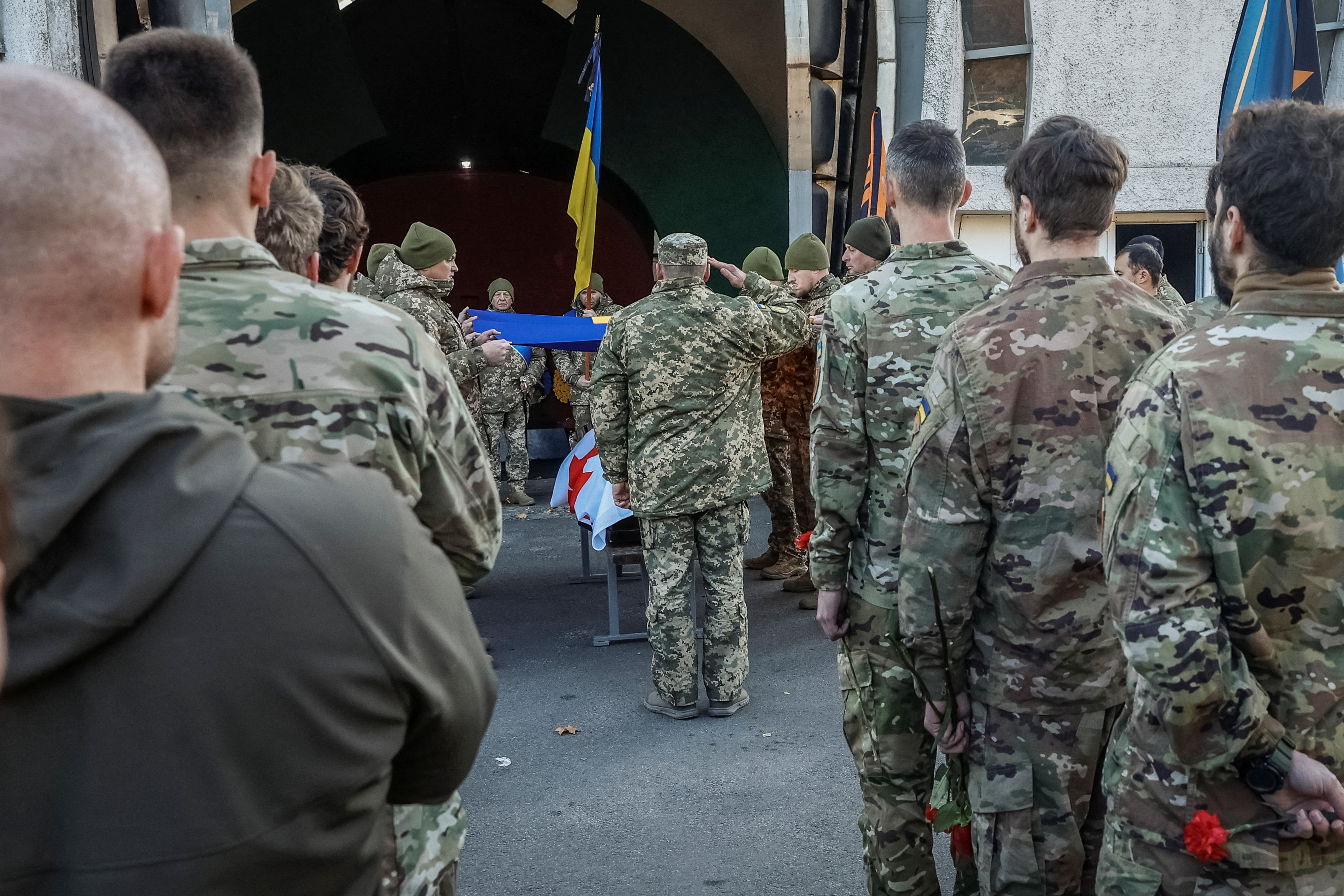 Gafă mortală a armatei ucrainene. Piloți de elită au fost uciși de o rachetă balistică în timp ce erau decorați în aer liber