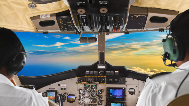 Momentul în care un pilot cere ajutor de la turnul de control din Cluj după ce copilotului, o femeie de 31 de ani, i s-a făcut rău