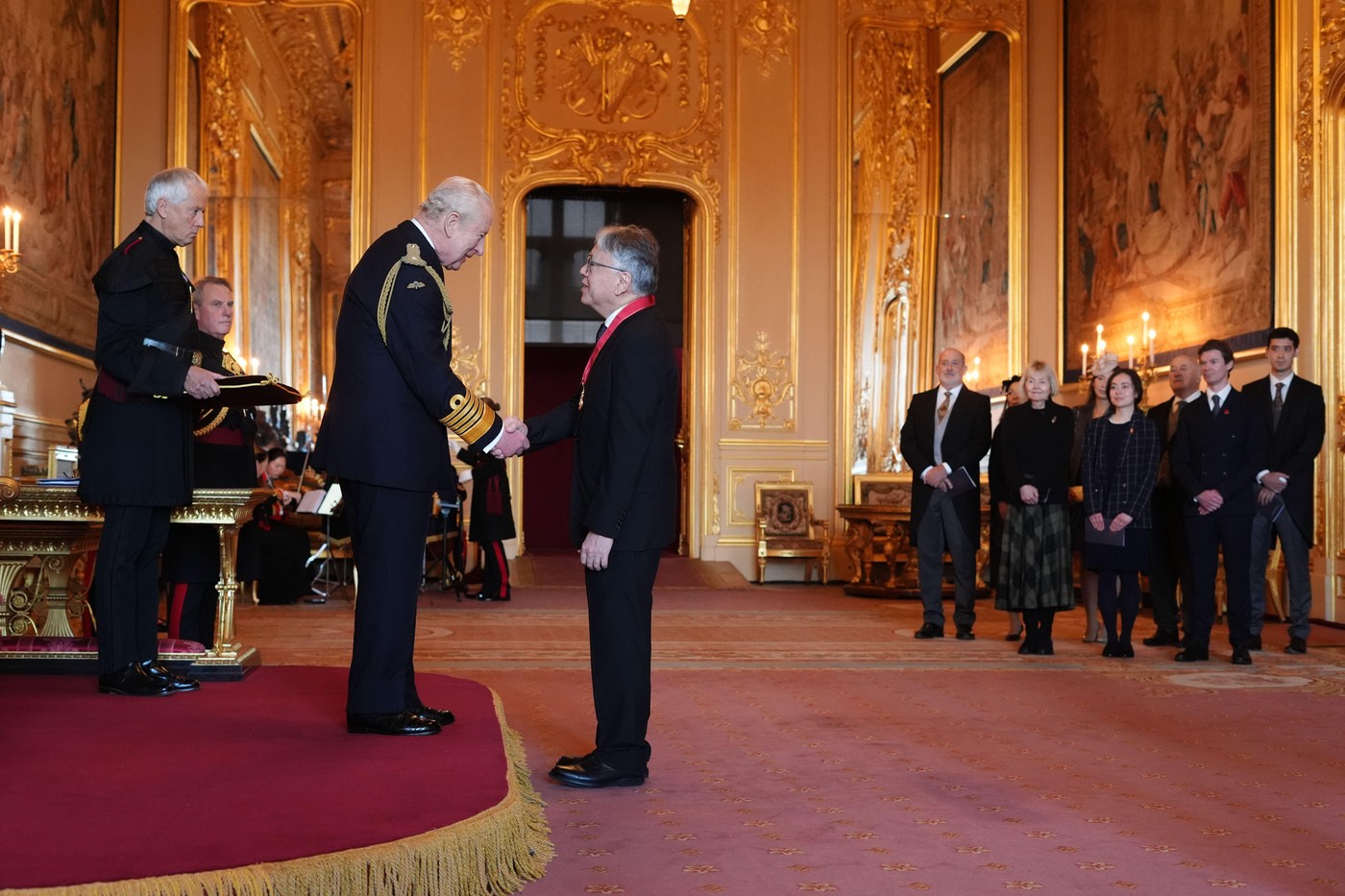 Laureatul Nobel Kazuo Ishiguro, decorat la Castelul Windsor. Ce i-a spus Regele Charles scriitorului despre inteligența artificială