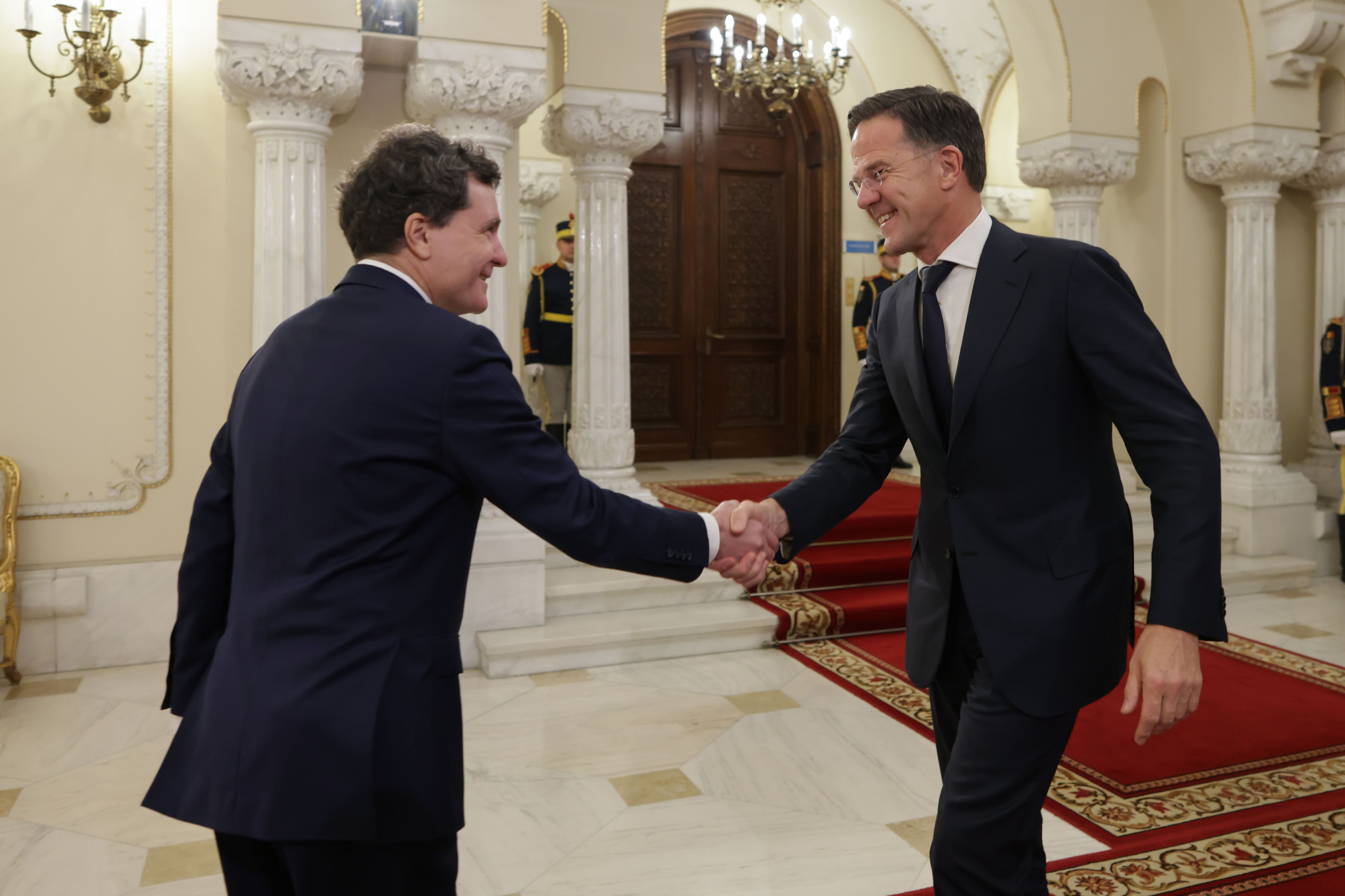 Șeful NATO a ajuns în România. Mark Rutte a fost primit de Ilie Bolojan la Guvern. Întâlniri și cu președinții Senatului și Camerei