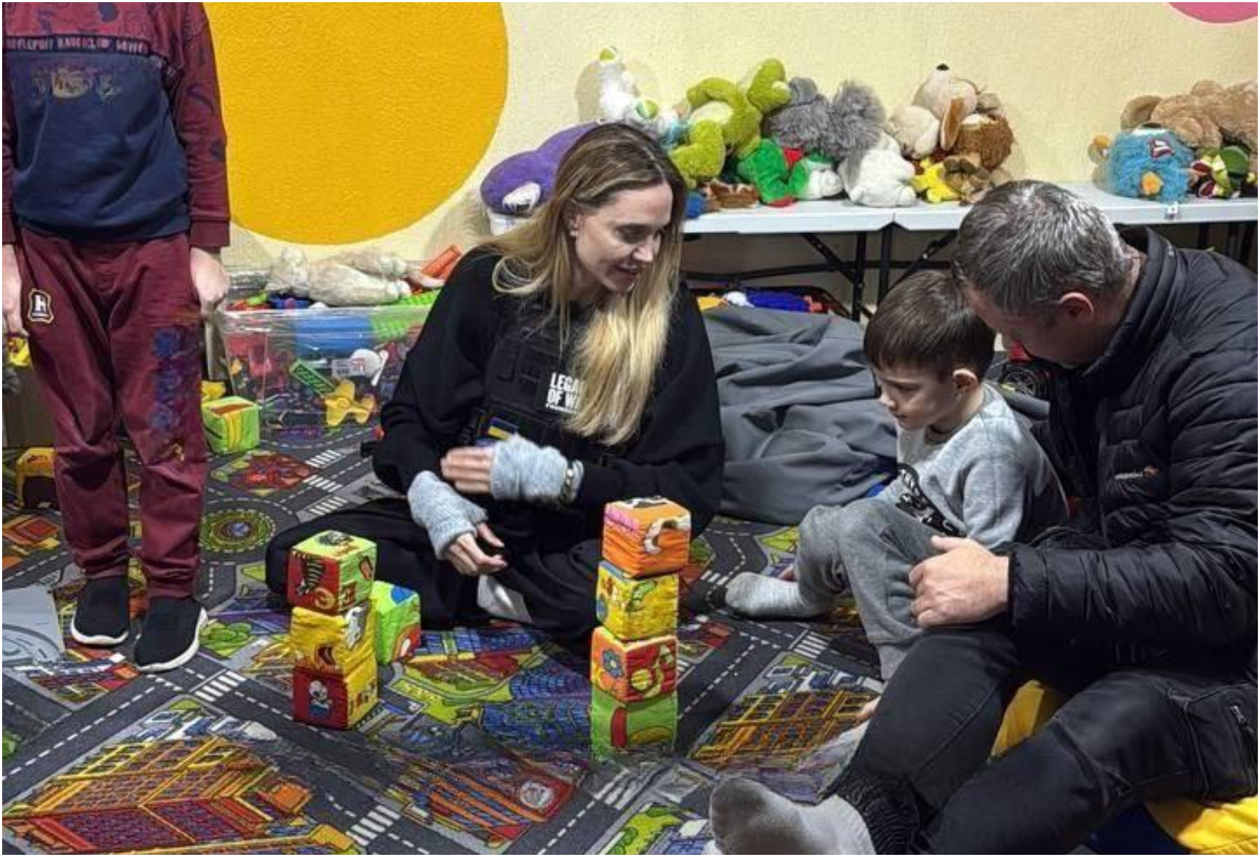 Angelina Jolie a făcut o vizită surpriză într-un oraș ucrainean devastat de război