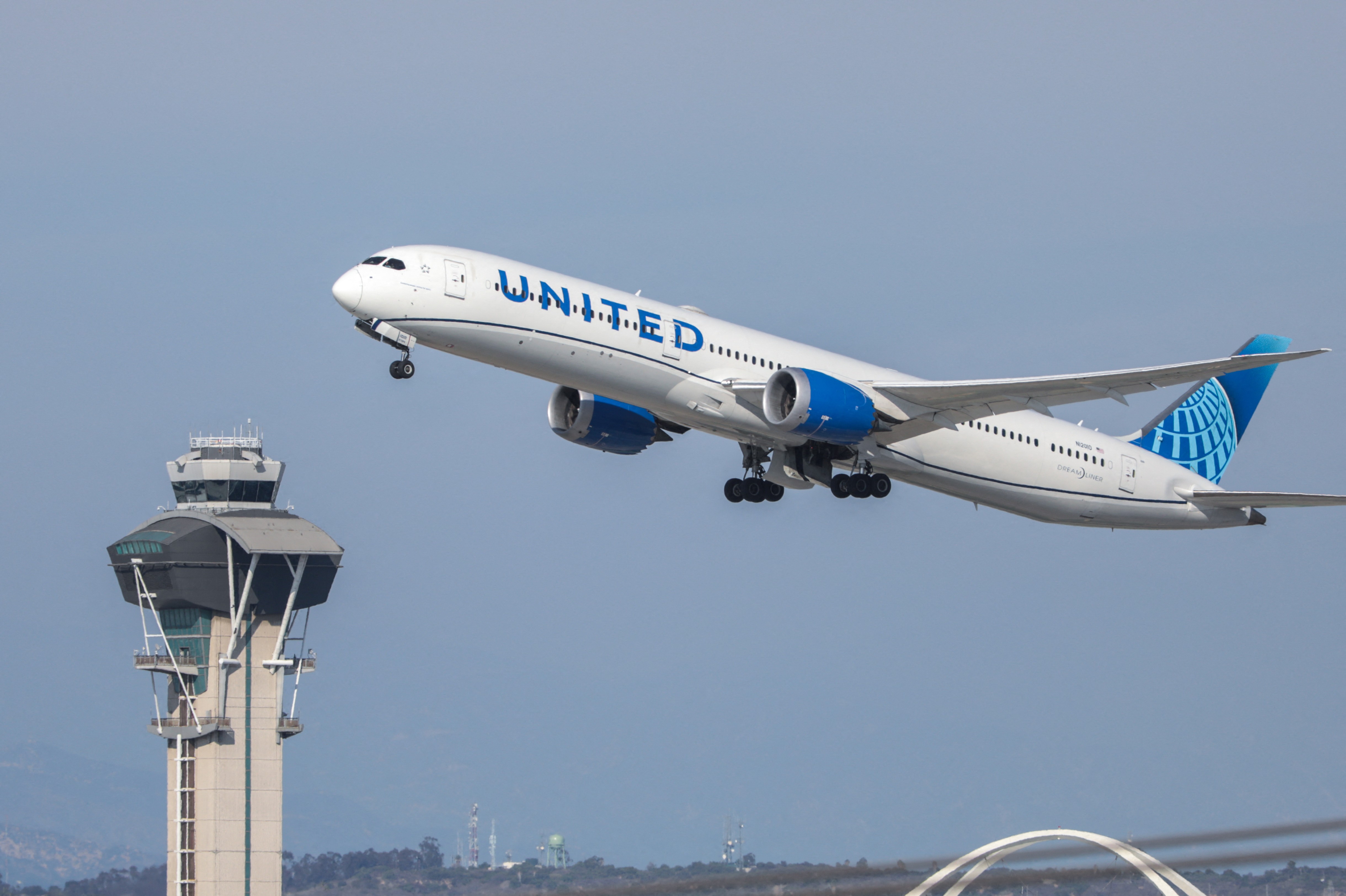 Donald Trump le cere controlorilor de trafic aerian din SUA să se întoarcă la muncă: Cine nu o face va fi „tras pe dreapta”