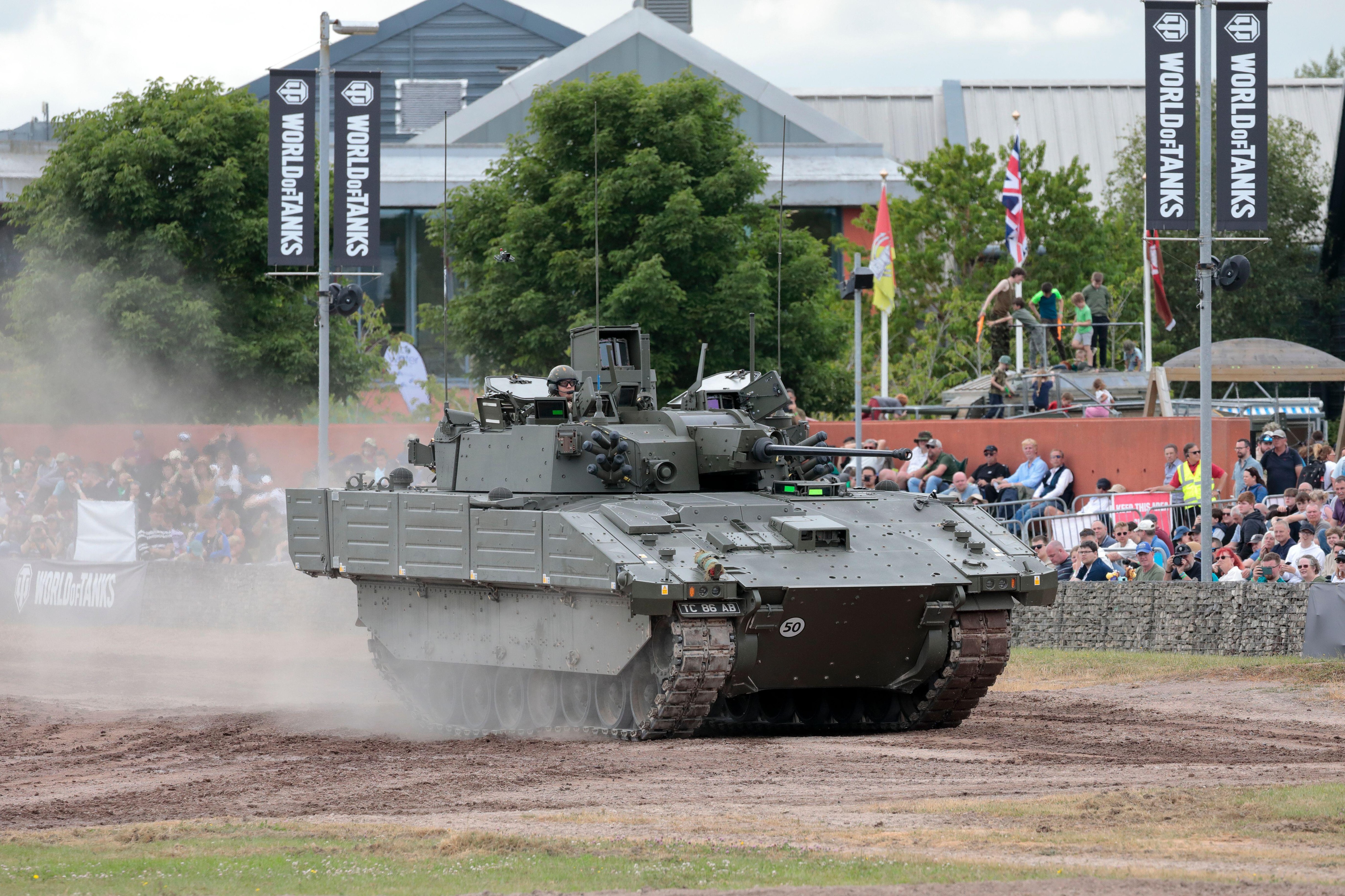 După 7 ani de întârzieri, controversatele vehicule Ajax ale Armatei britanice intră în serviciu: „Primul blindat cu adevărat digital”