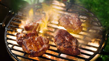 Grilling marinated meat
