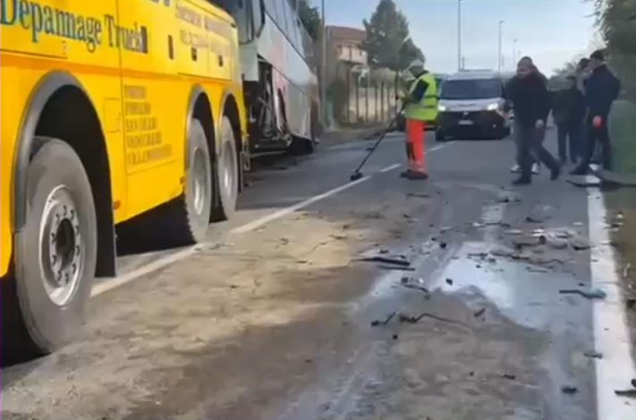 Un român a murit în Italia, după ce mașina în care se afla s-a izbit de un autobuz care transporta elevi