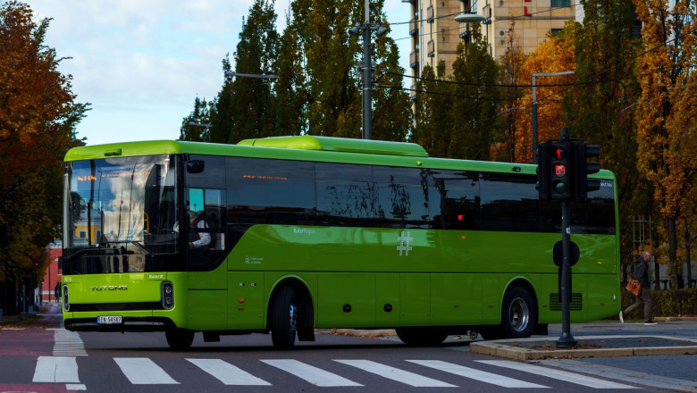 Oslo 20251028. A bus from the manufacturer Yutong at the bus stop in Bjoervika. Through its own tests, the public transport company Ruter has found that the Chinese Yutong buses can be stopped from China. Photo: Cornelius Poppe / NTB This text is auto t