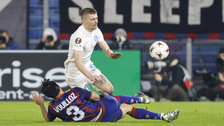 Nicolas Vouilloz FC Basel, 03 und Florin Tanase FCSB Bukarest, 10 im Zweikampf , Schweiz, Fussball, UEFA Europa League