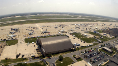 US_Navy_040514-N-0295M-005_An_aerial_view_of_Andrews_Air_Force_Base_flight_line_during_the_first_day_of_the_2004_Joint_Service_Open_House