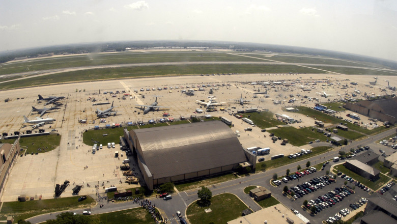 US_Navy_040514-N-0295M-005_An_aerial_view_of_Andrews_Air_Force_Base_flight_line_during_the_first_day_of_the_2004_Joint_Service_Open_House