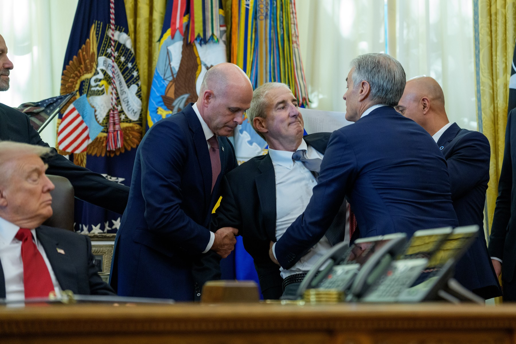 Incident în Biroul Oval: un bărbat s-a prăbușit în timpul unei conferințe de presă a lui Donald Trump