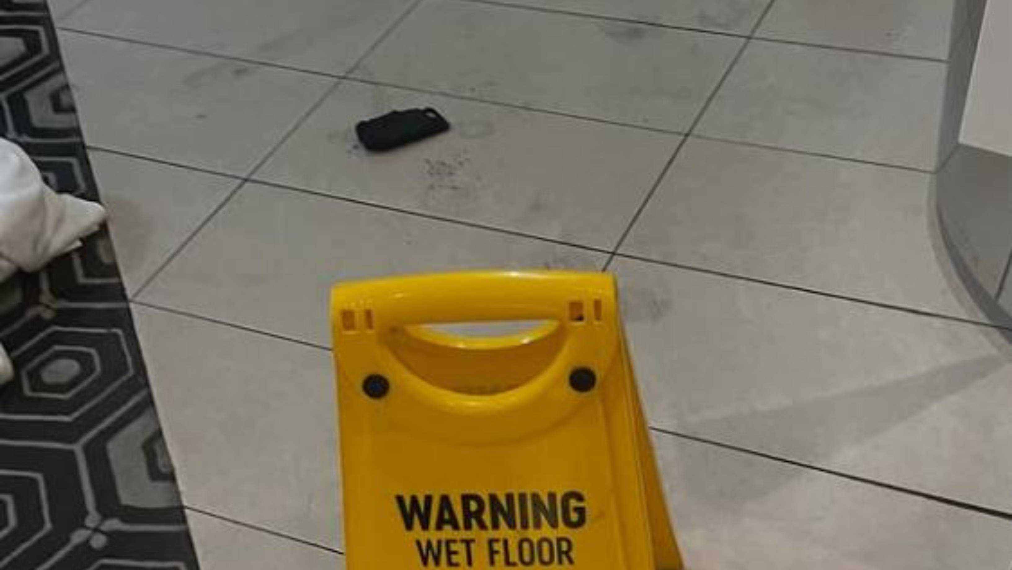 Momente de panică pe aeroportul din Melbourne: o baterie externă a luat foc, iar un bărbat a fost rănit