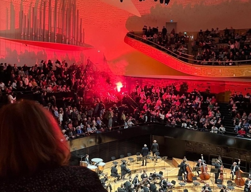 „Incidente grave” la concertul din Paris al Orchestrei Filarmonice din Israel: fumigene și altercații în public