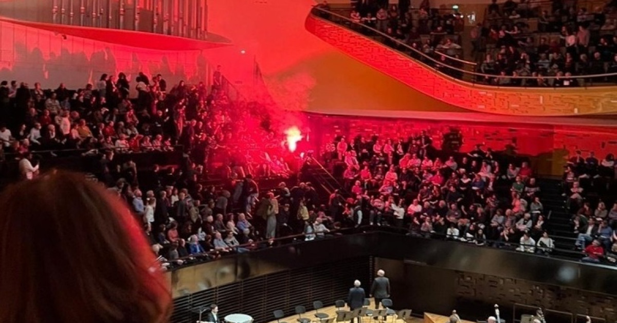 „Incidente grave” la concertul din Paris al Orchestrei Filarmonice din Israel: fumigene și altercații în public