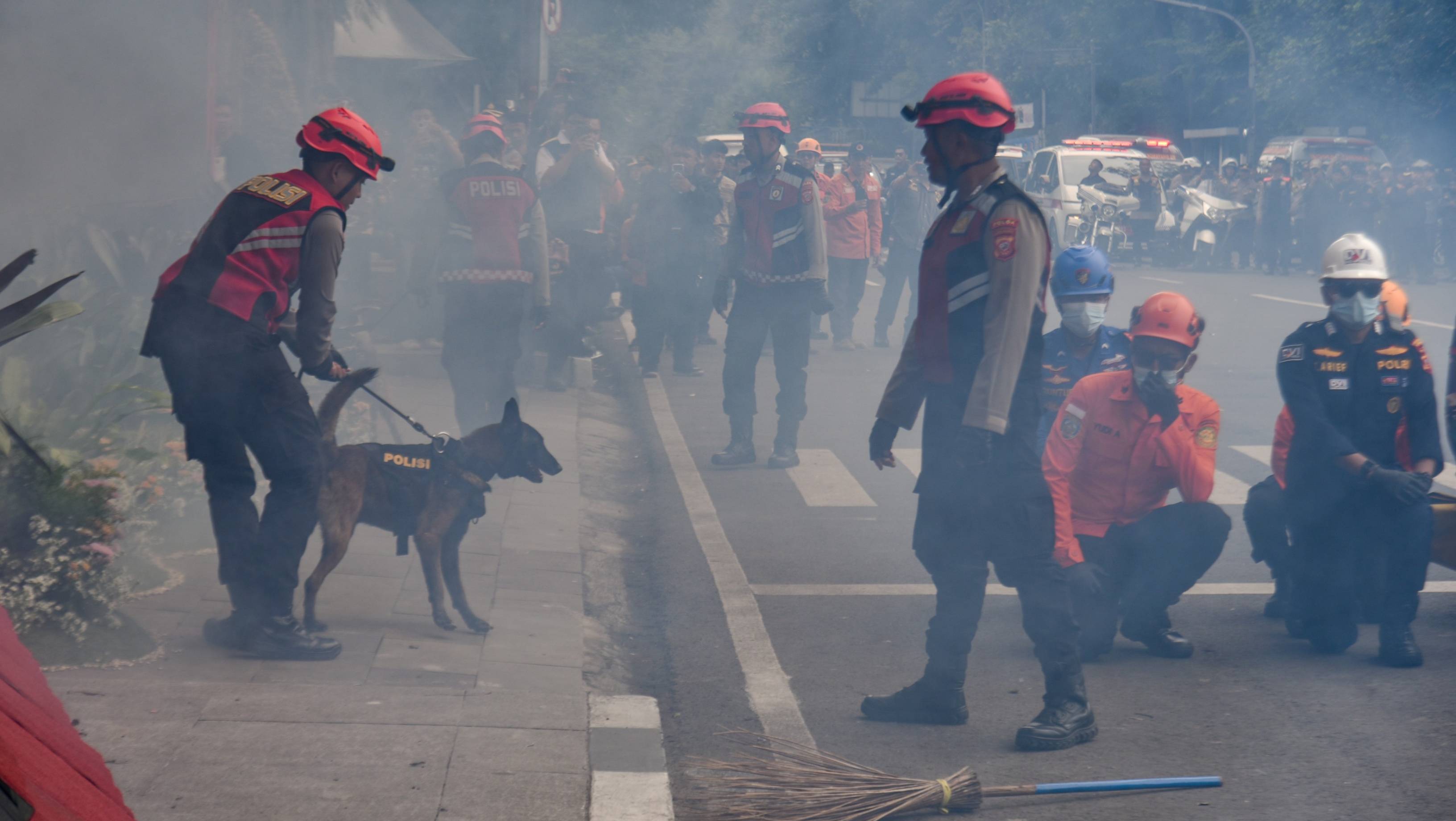 Peste 50 de răniți după o explozie la o moschee dintr-un complex școlar din Indonezia