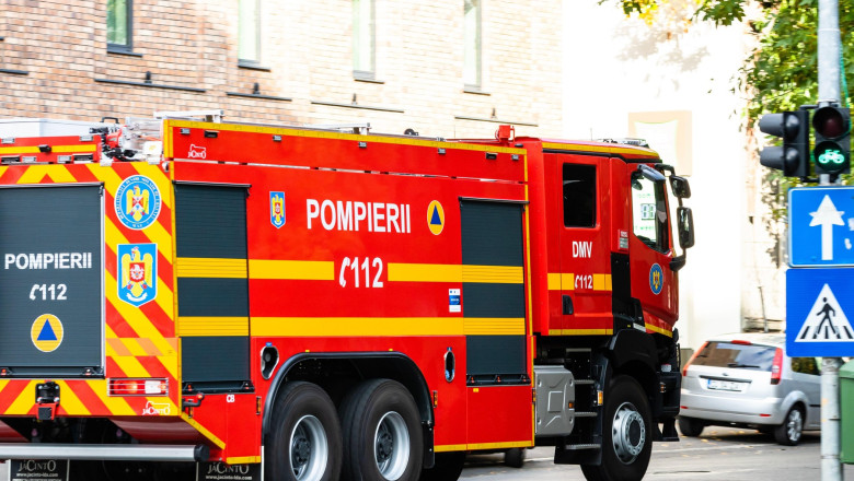 VIDEO  Vântul puternic face ravagii în țară. Un copac a căzut peste acoperișul unui spital