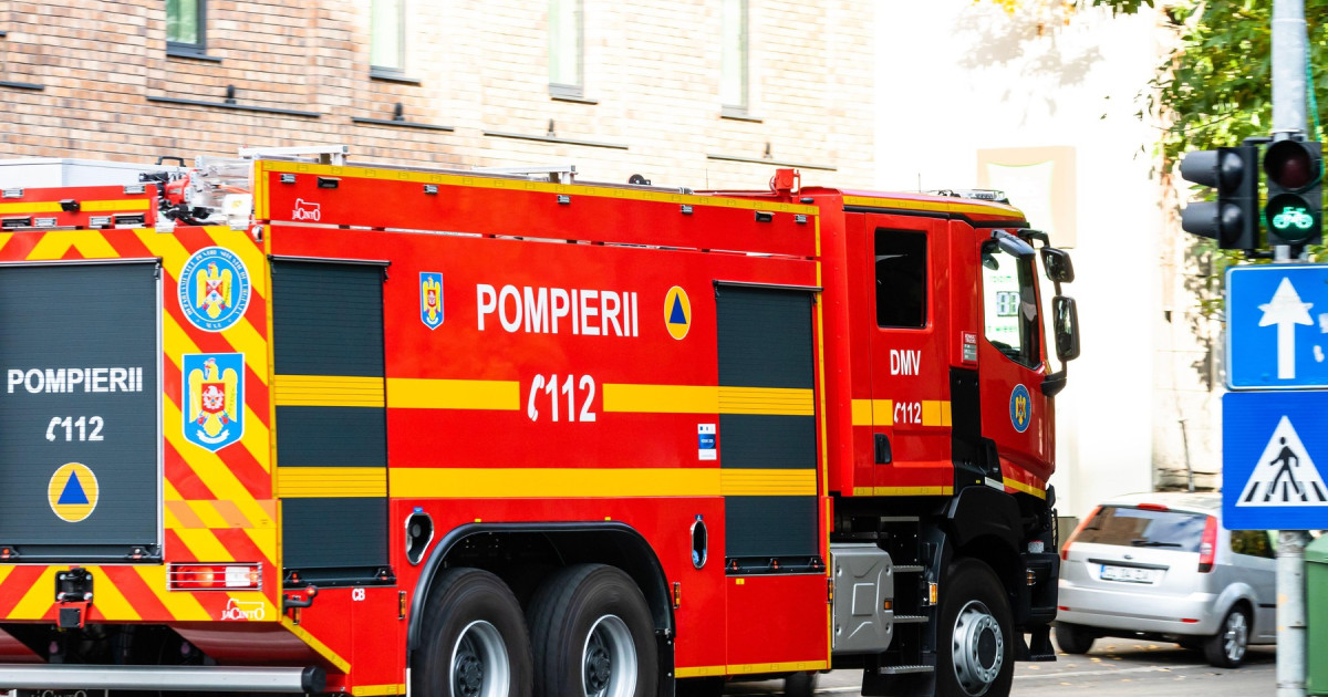 Explozie urmată de incendiu într-un depozit din Prahova. Mai multe echipaje au intervenit la faţa locului