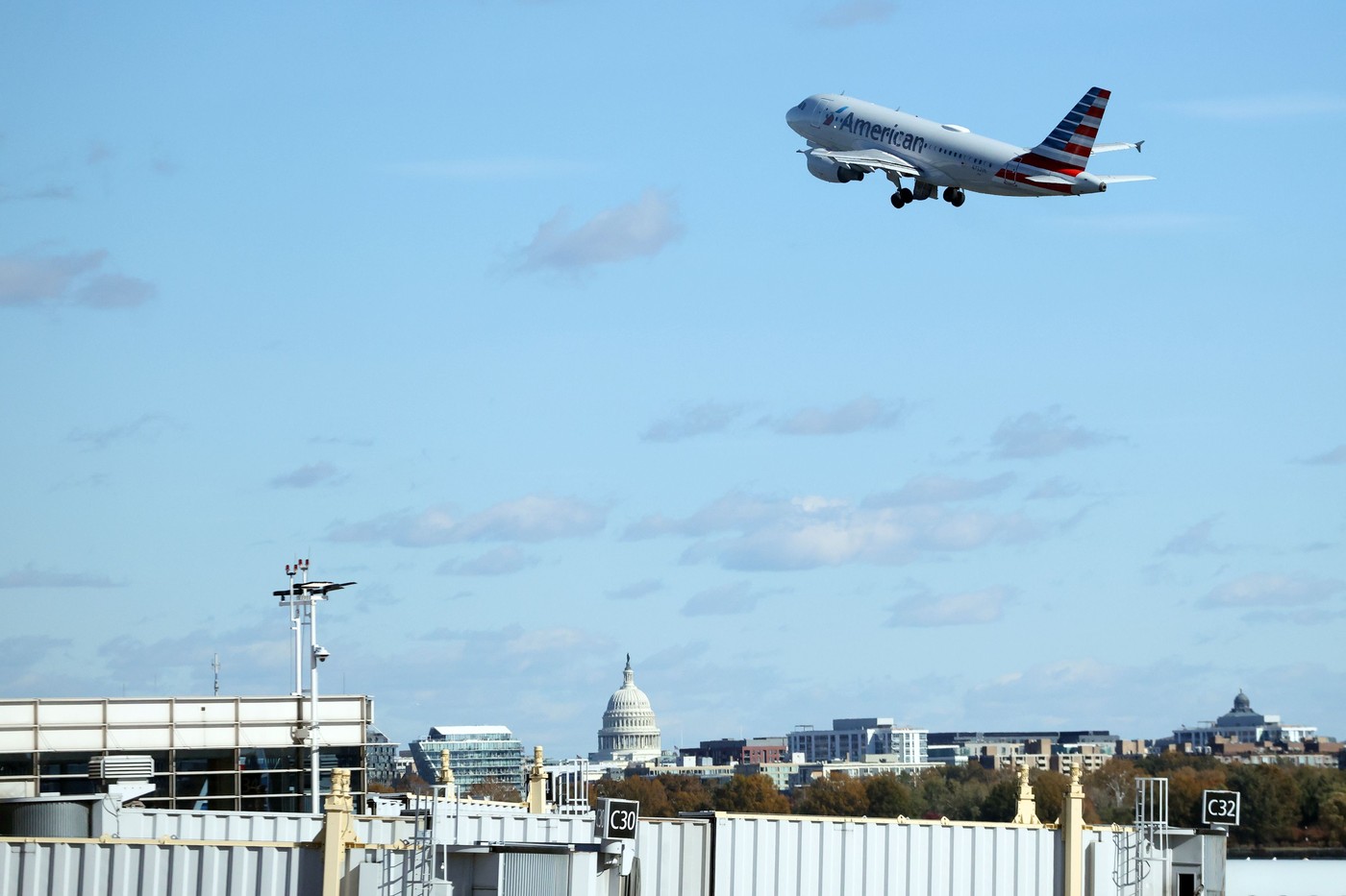 Haos pe aeroporturile din SUA din cauza blocajului guvernamental: peste 800 de zboruri anulate. „Suntem într-o situaţie fără precedent”